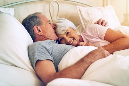 tendresse au lit personnes âgées